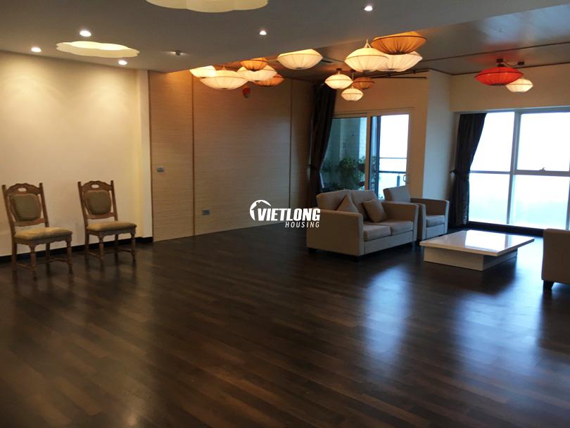 Cho thuê căn hộ 267m2 4 phòng ngủ view hồ tuyệt đẹp (10) Cho thuê căn hộ 267m2 4 phòng ngủ view hồ tuyệt đẹp