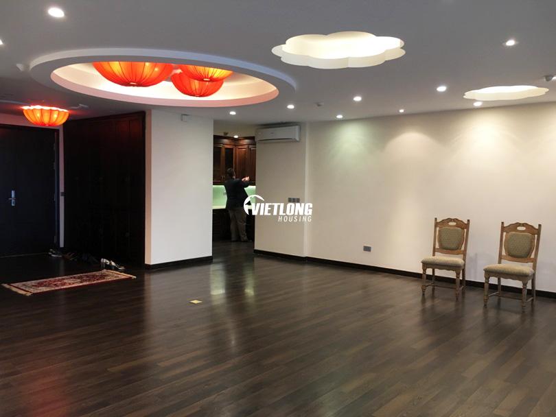 Cho thuê căn hộ 267m2 4 phòng ngủ view hồ tuyệt đẹp (11)