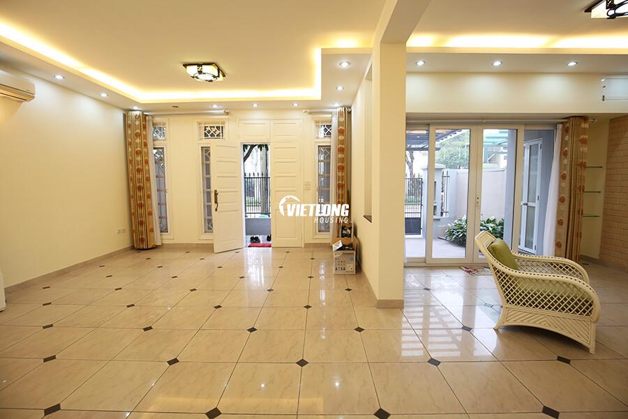 Biệt thự giai đoạn 1 sửa chữa đẹp nhiều ánh sáng cho thuê (9)